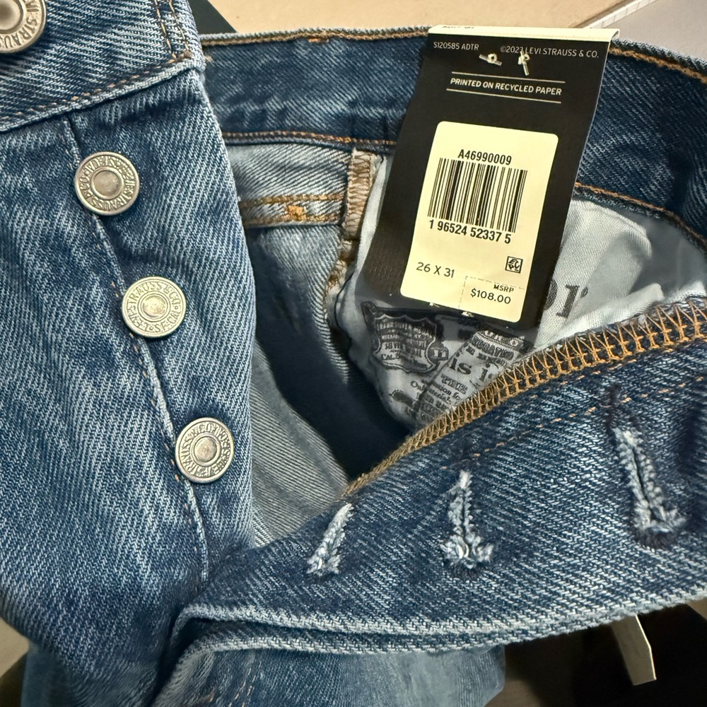 NWT Levi's Women's Jeans in Blue - Picture 5 of 6